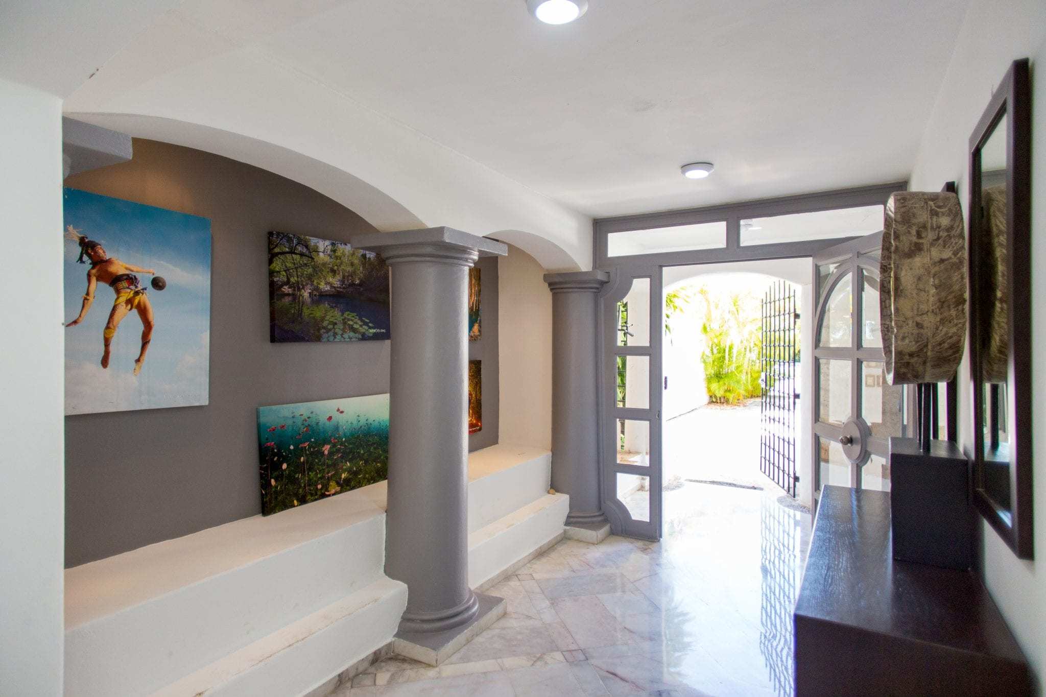 4 BR Trendy Waterfront Villa - Interior - Entry