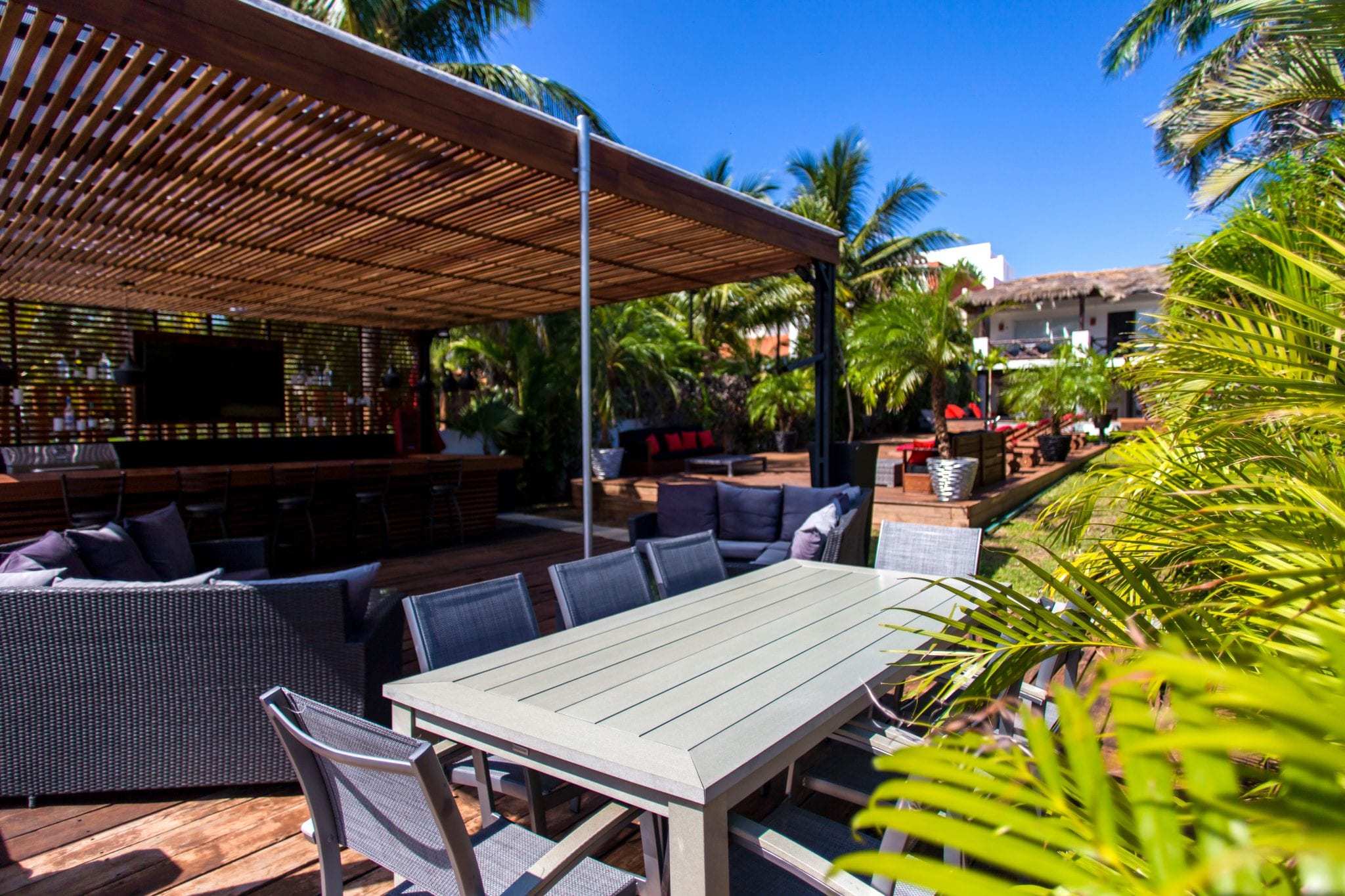 4 BR Trendy Waterfront Villa - Exterior - Lounging