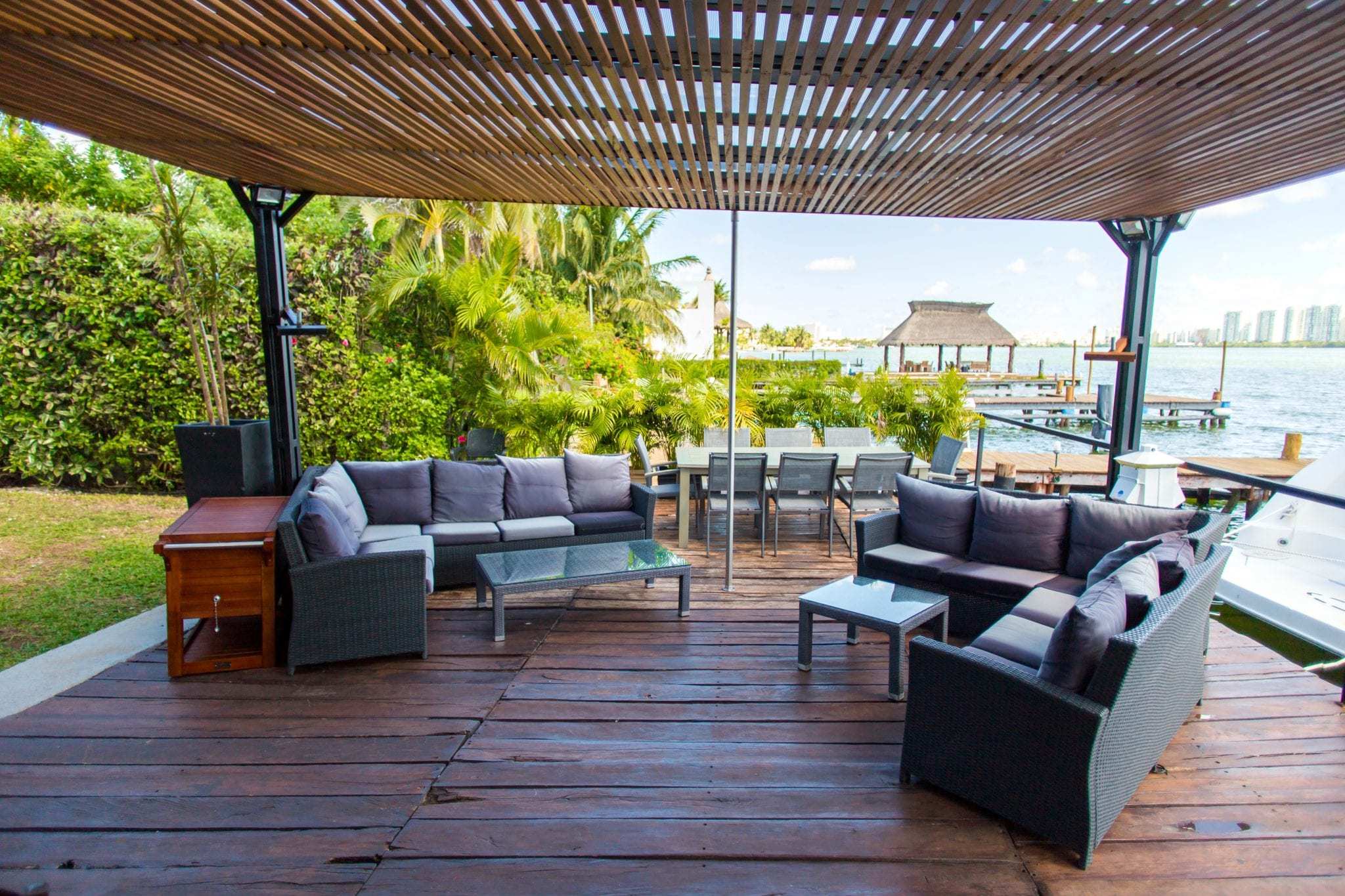 4 BR Trendy Waterfront Villa - Exterior - Lounging