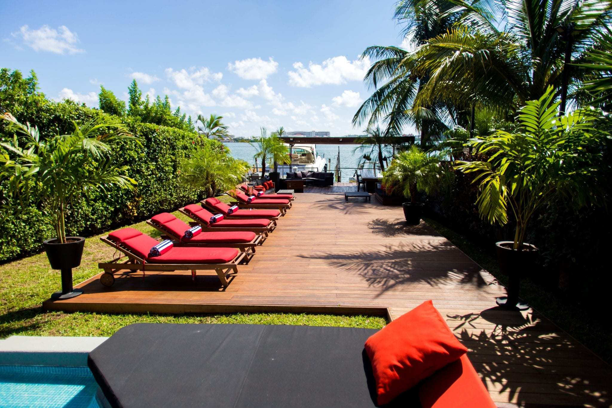 4 BR Trendy Waterfront Villa - Exterior - Lounging