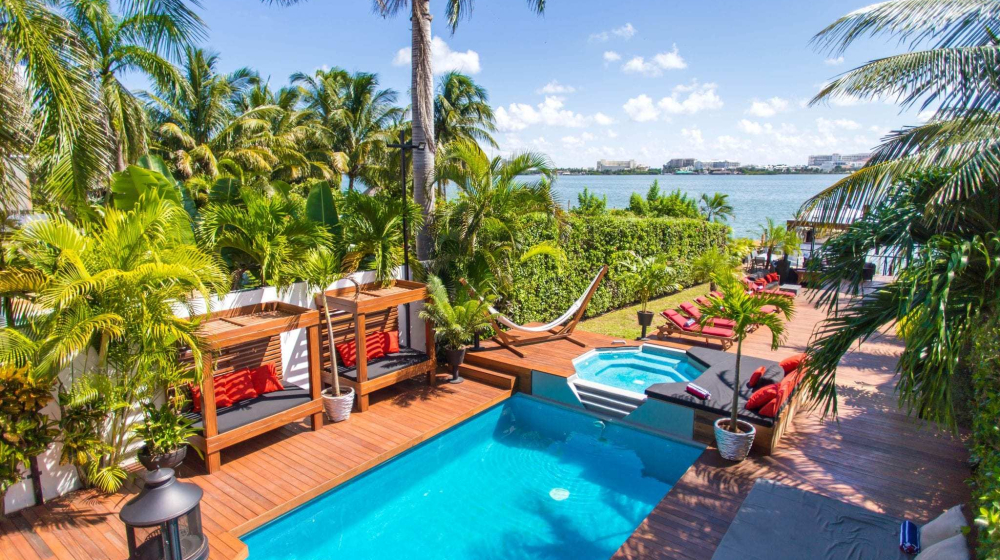 4 BR Trendy Waterfront Villa - Exterior