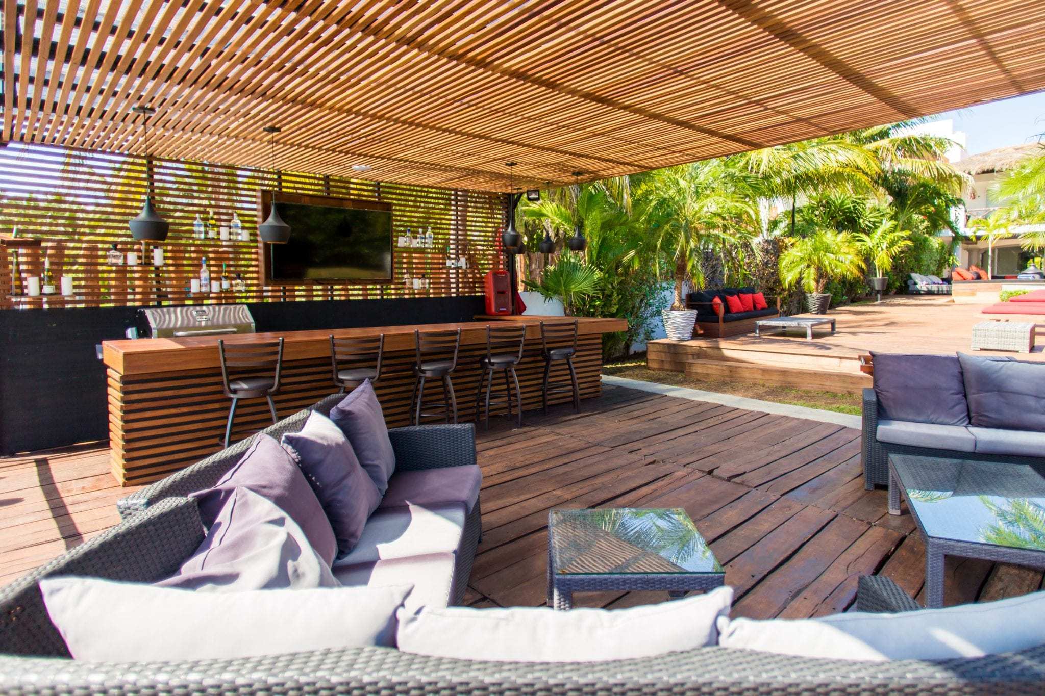 4 BR Trendy Waterfront Villa - Exterior - Lounging