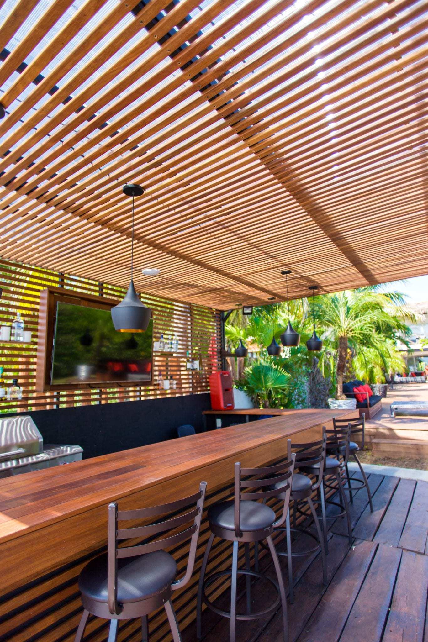 4 BR Trendy Waterfront Villa - Exterior - Lounging