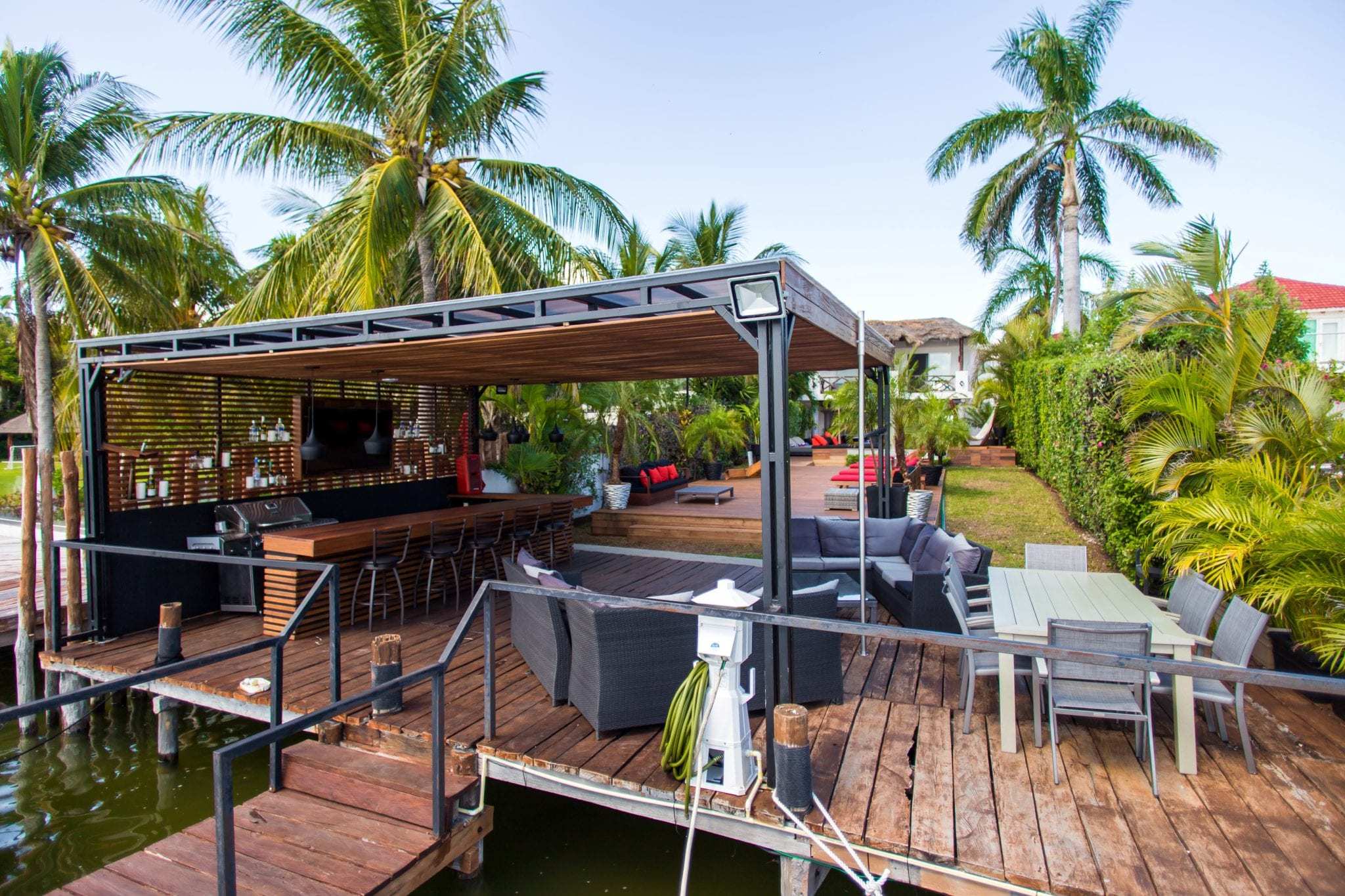 4 BR Trendy Waterfront Villa - Exterior - Lounging